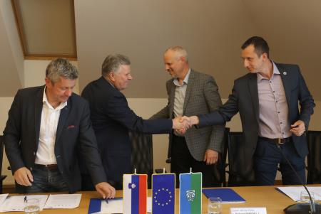 Slovesen podpis pogodbe župani CPS 13 Foto Ljubo Vukelič